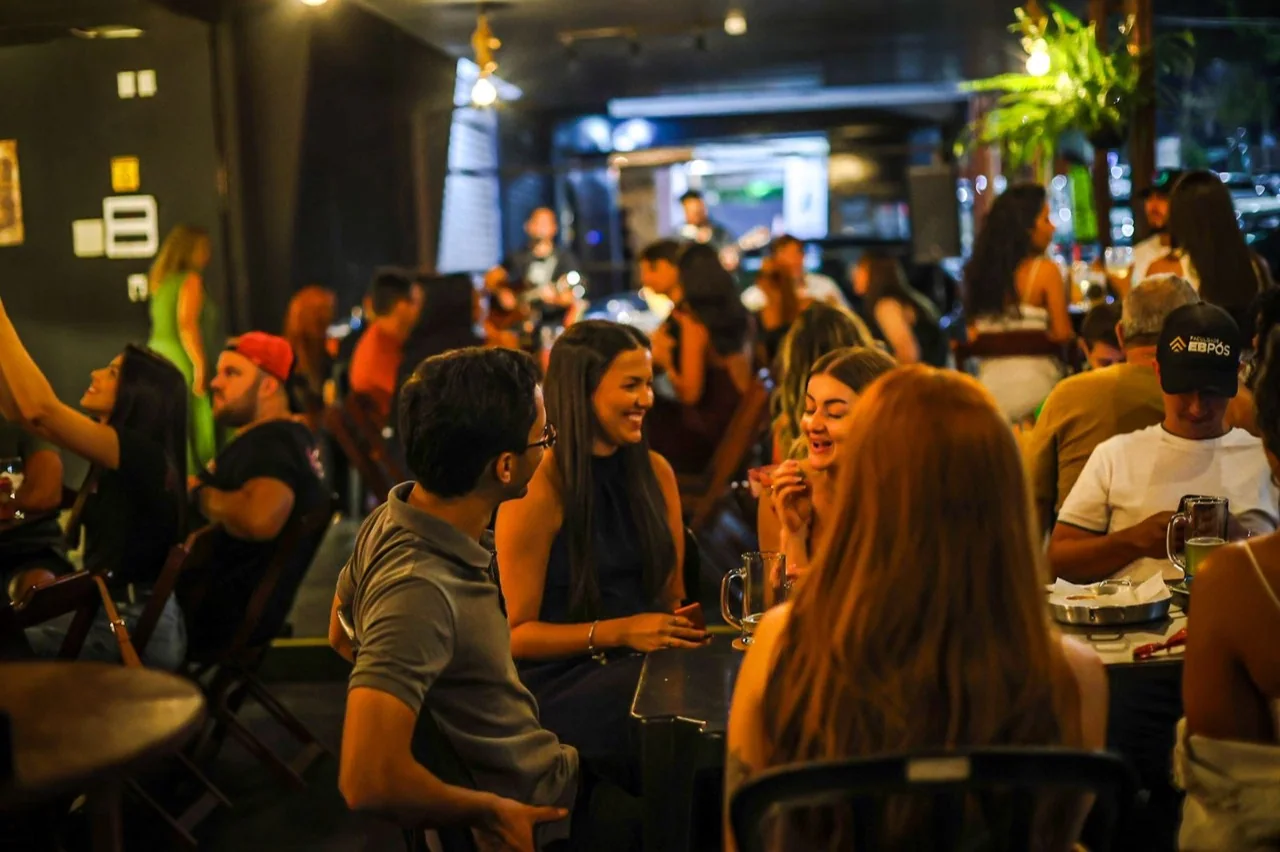 Clientes reunidos no Texano Lounge Bar